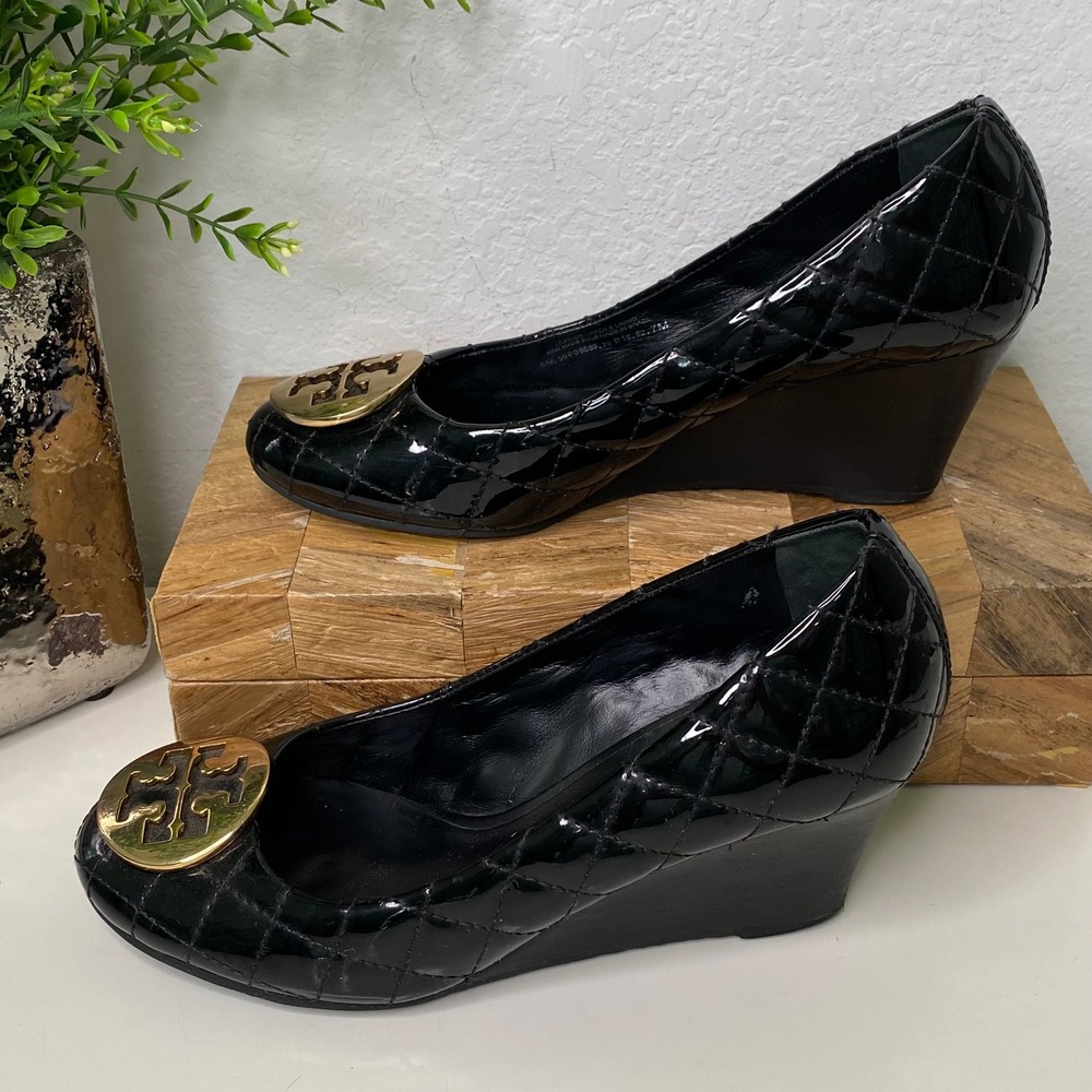 Tory Burch Black Patent Leather Quilted Wedge Heel Pumps Gold Logo Designer SZ 7 - Picture 3 of 8